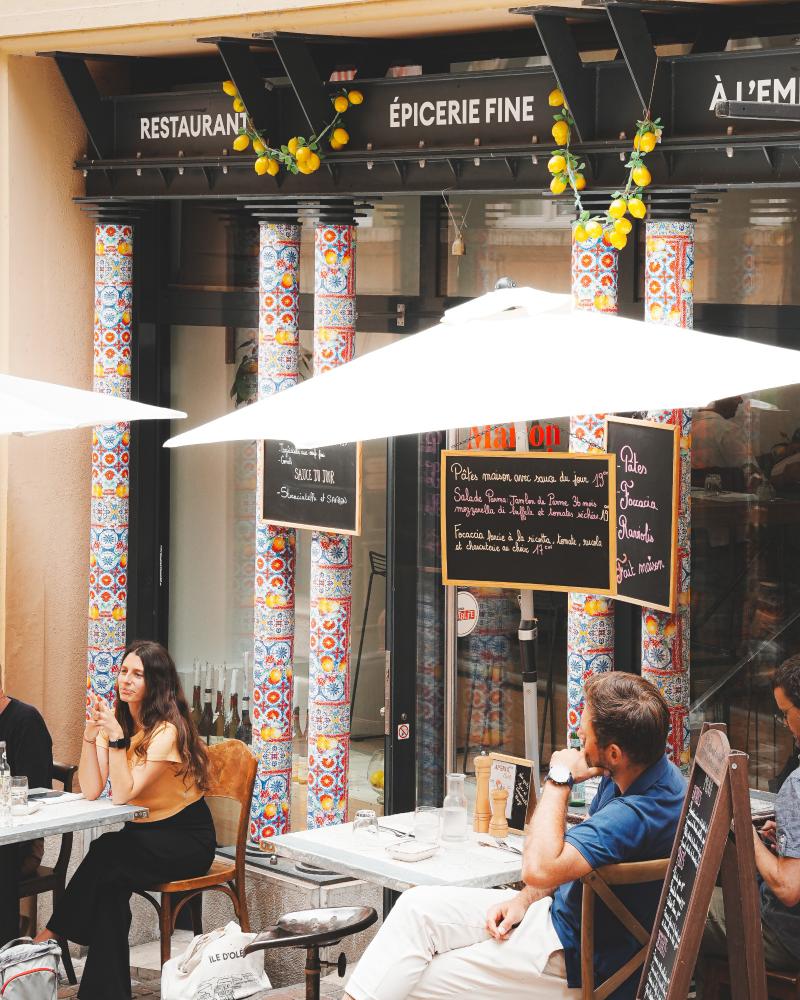 photo de terrasse et entrée du restaurant